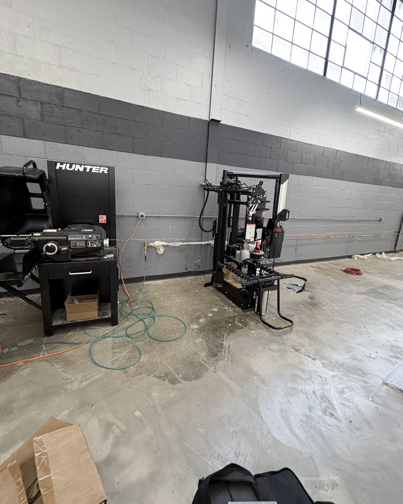 Hunter tire machine and wheel balacer